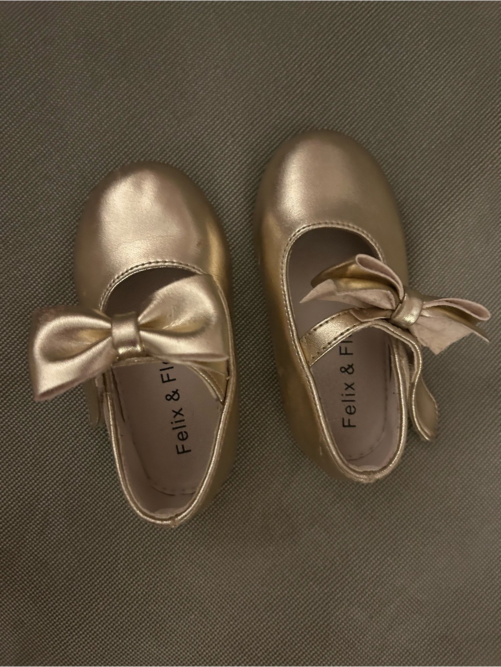 Felix & Finn Girls' Gold Bow Mary Jane Dress Shoes